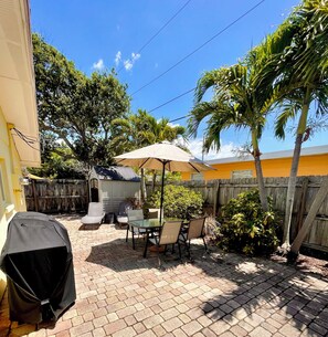 Outdoor dining - Relaxing Cottage blocks to Downtown, Beach, & River~Kayaks & bikes are provided! (Cocoa Beach)