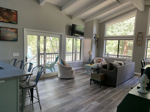 Creekside Cabin Under the Sycamores