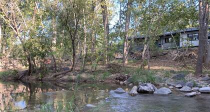 Creekside Cabin Under the Sycamores