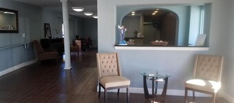 Days Inn and Suites by Wyndham Wichita East