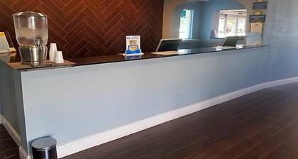 Days Inn and Suites by Wyndham Wichita East