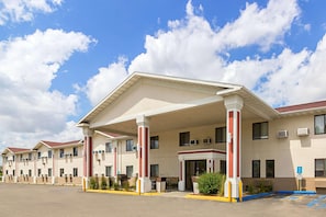 A hotel with a covered entrance, multiple windows, and a parking area. - Americas Best Value Inn Fargo (Fargo)