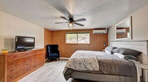 1 bedroom, desk, iron/ironing board, free WiFi - Entire Mountain View guesthouse hosted by Karen.  New Pickleball Ct on property. (Oro Valley)