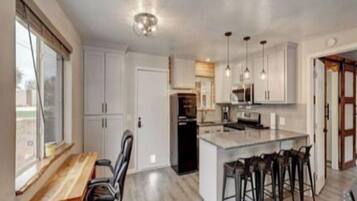 Jääkaappi, mikroaaltouuni, uuni, liesi