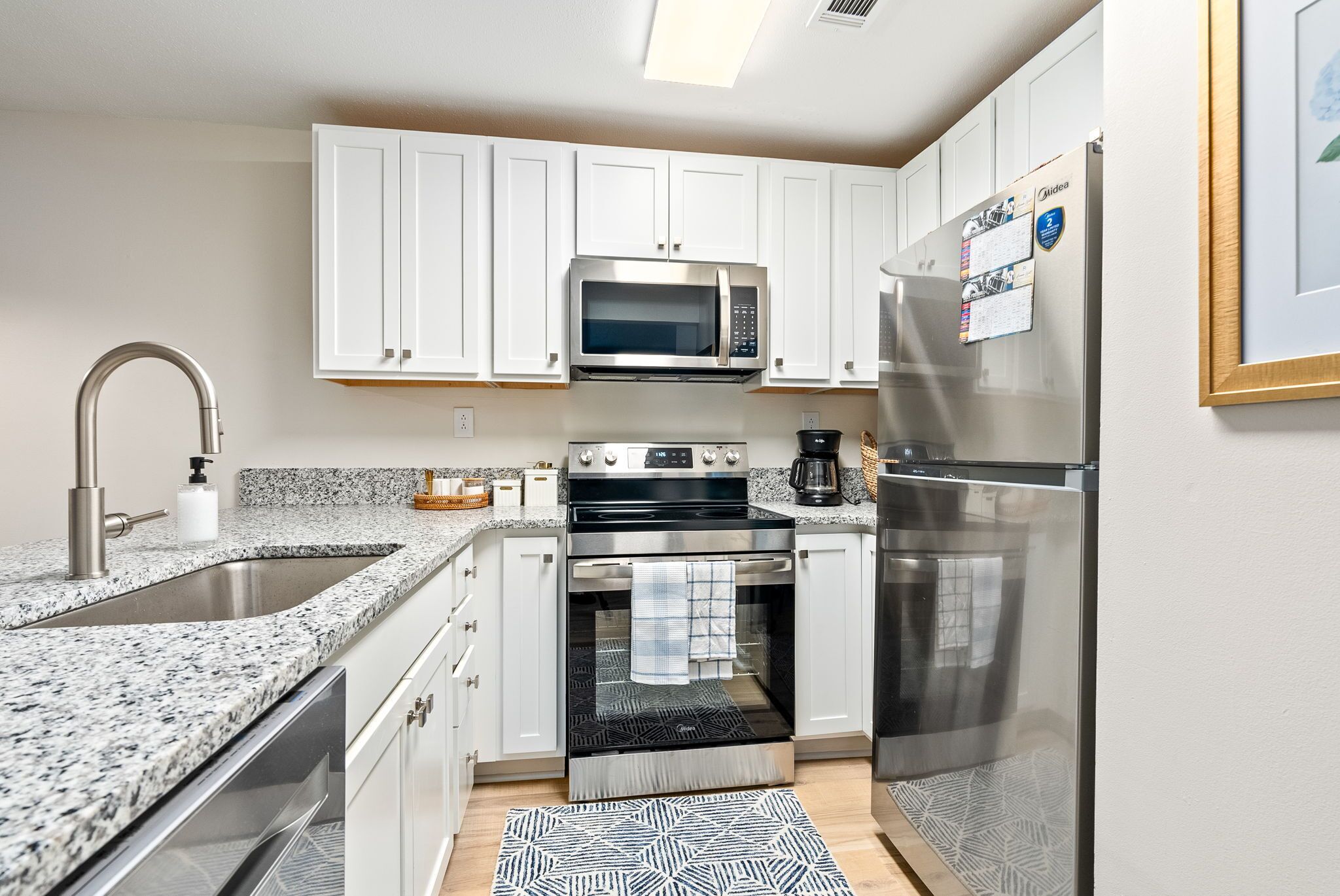 冷蔵庫、電子レンジ、オーブン、コンロ