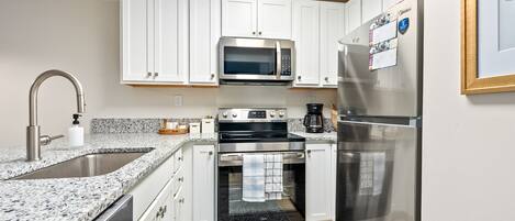 Réfrigérateur, micro-ondes, four, plaque de cuisson