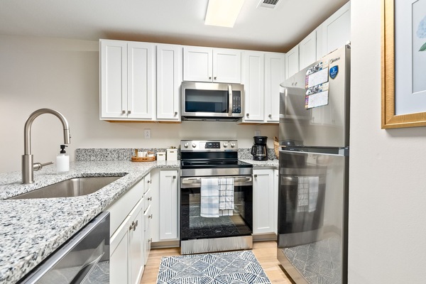 Een koelkast, een microgolfoven, een oven, een kookplaat