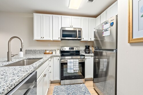 601 N Gay Street - Spacious Apartment & Patio