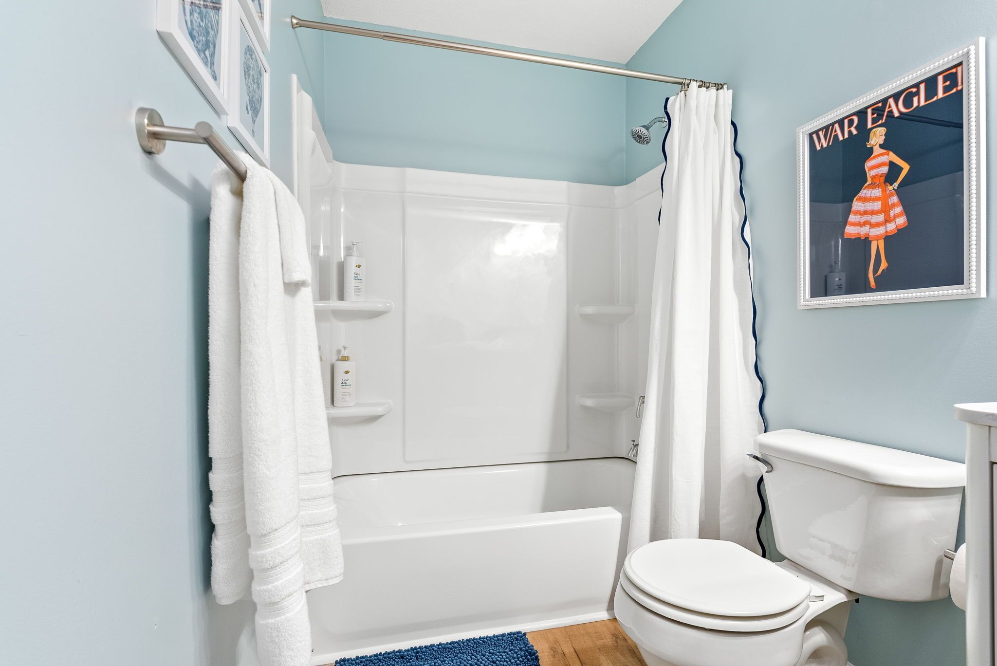 Baignoire, sèche-cheveux, serviettes fournies, savon