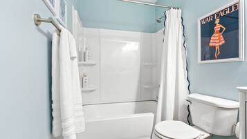 Baignoire, sèche-cheveux, serviettes fournies, savon