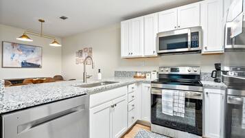 Réfrigérateur, micro-ondes, four, plaque de cuisson