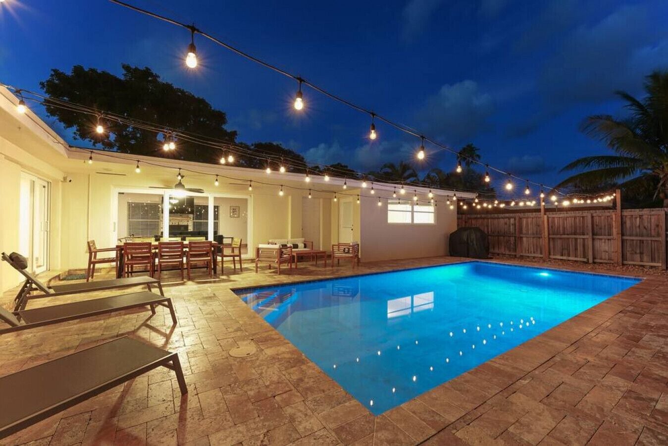 Piscina a l'aire lliure i piscina climatitzada 