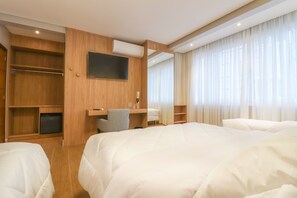 Deluxe Quadruple Room | Minibar, desk, laptop workspace, blackout drapes - Pousada Bella Viena (Gramado)