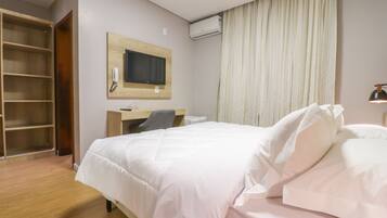 Minibaari, työpöytä, kannettavalle tietokoneelle sopiva työtila