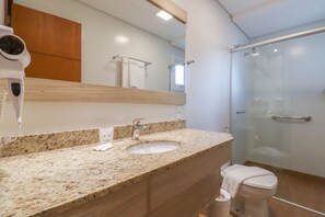 Bruser, hårtørrer, bidet, håndklæder