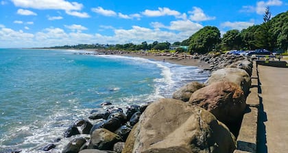 Modern Townhouse Near New Plymouth Attractions