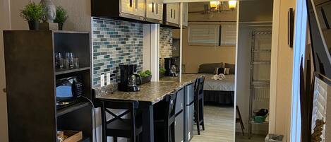 Studio Suite phong cách cổ điển | Trang trí khác biệt, trang bị nội thất với thiết kế riêng biệt, bàn