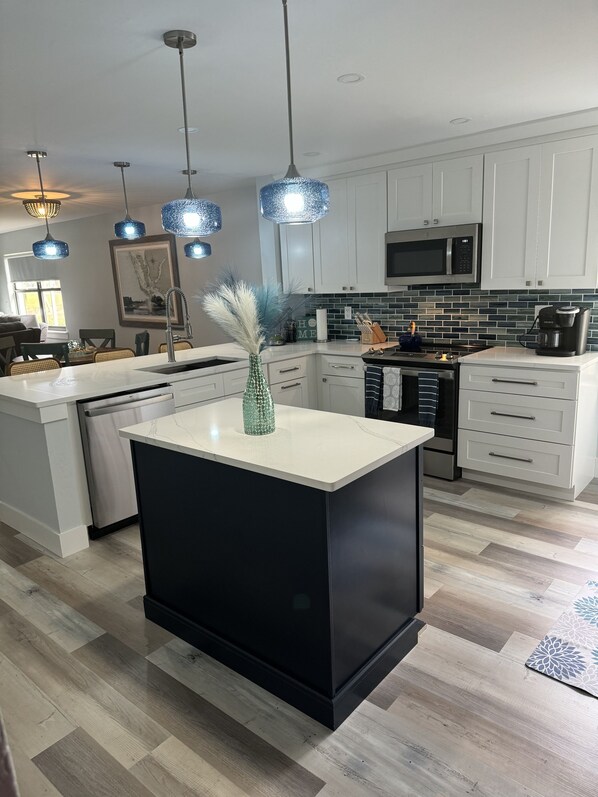 Fridge, microwave, oven, stovetop - Kelly Greens Golf & Country Club! 1st Floor Renovated (Fort Myers)