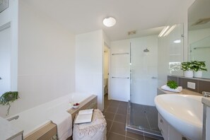 Baignoire, sèche-cheveux, serviettes fournies, papier toilette