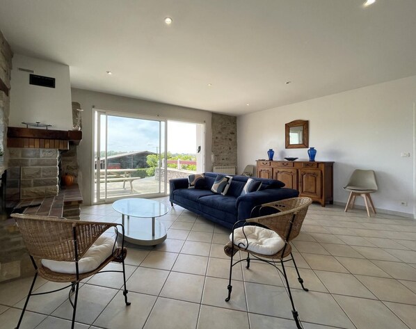 Télévision, cheminée