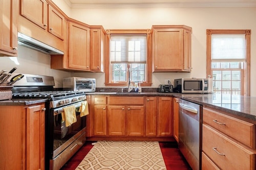 Spacious 2BR 2BA Condo & 2x Parking, Minutes from Central Sq, MIT, Harvard. 
