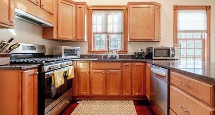 Spacious 2BR 2BA Condo & 2x Parking, Minutes from Central Sq, MIT, Harvard.