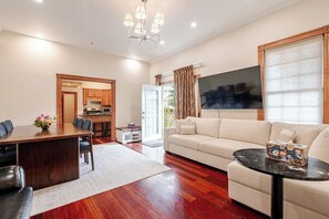 TV - Spacious 2BR 2BA Condo & 2x Parking, Minutes from Central Sq, MIT, Harvard.  (Cambridge)