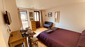 1 Schlafzimmer, Schreibtisch, Bügeleisen/Bügelbrett, Reisekinderbett