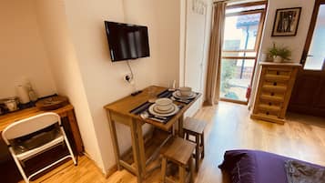 1 habitación, escritorio, tabla de planchar con plancha y cuna de viaje