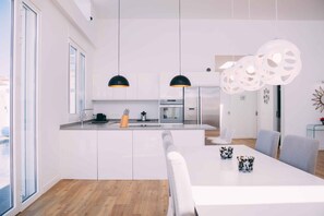 Fridge, oven, stovetop, dishwasher
