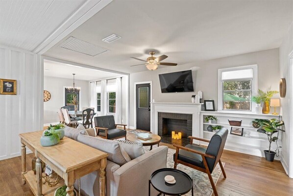 Smart TV, books - The Leona House~Huge Backyard~Downtown Georgetown (Georgetown)