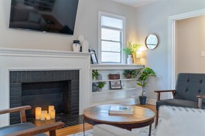 Smart TV, books - The Leona House~Huge Backyard~Downtown Georgetown (Georgetown)