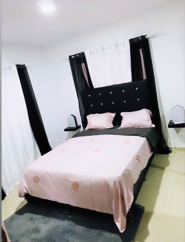 2 habitaciones, tabla de planchar con plancha y wifi gratis 