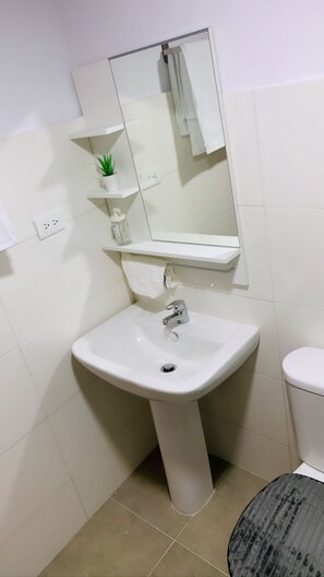 Douche, serviettes fournies, papier de toilette