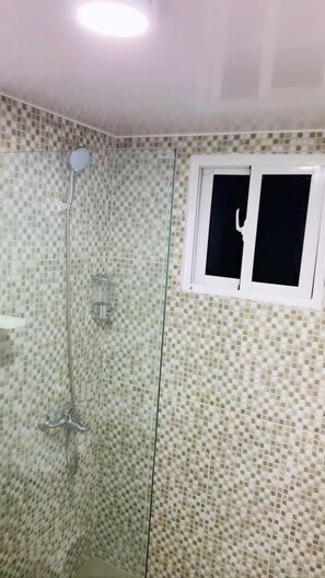 Regadera, toallas, papel de baño 