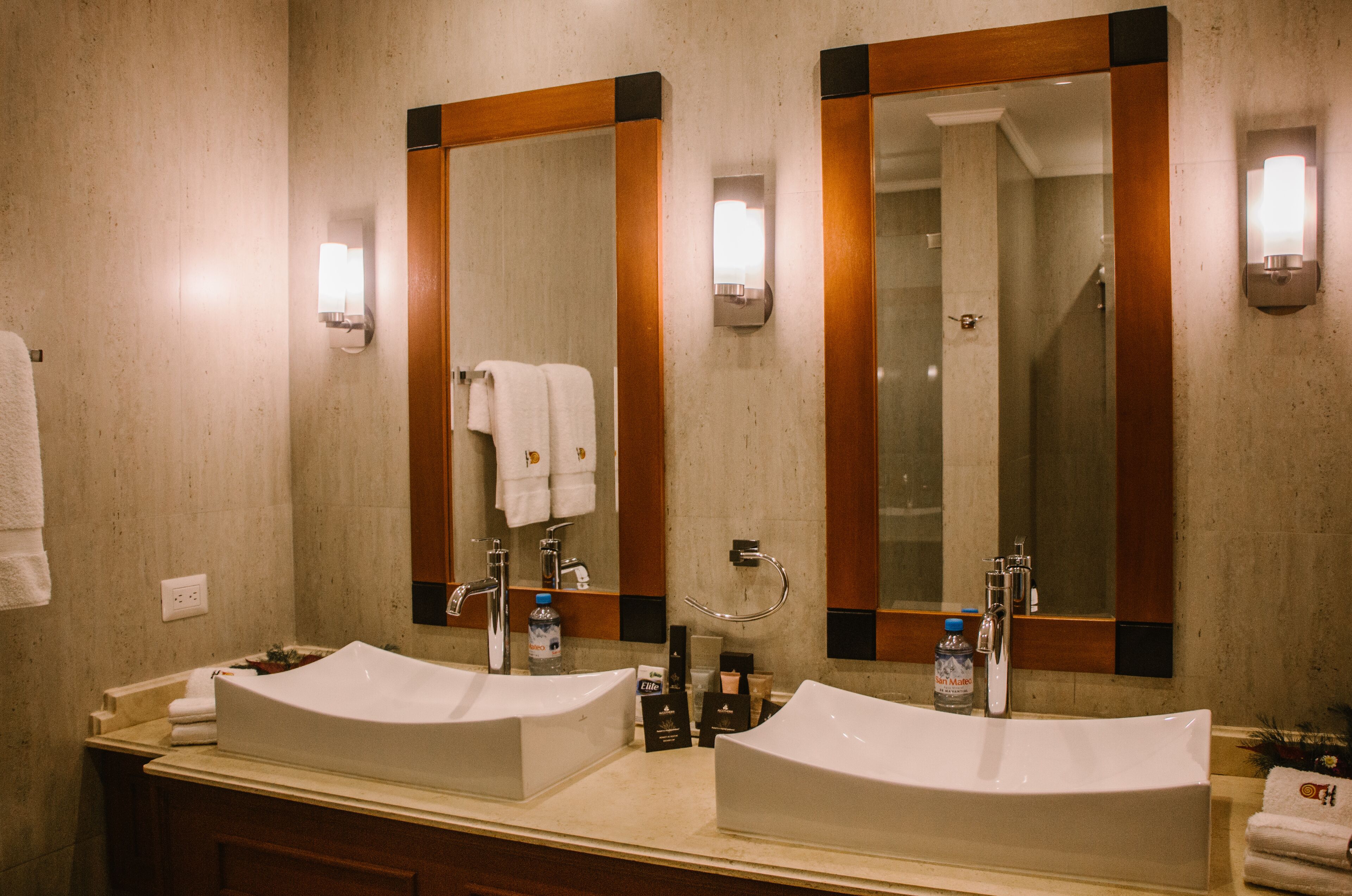 combined shower/bathtub, jetted bath, rainfall showerhead