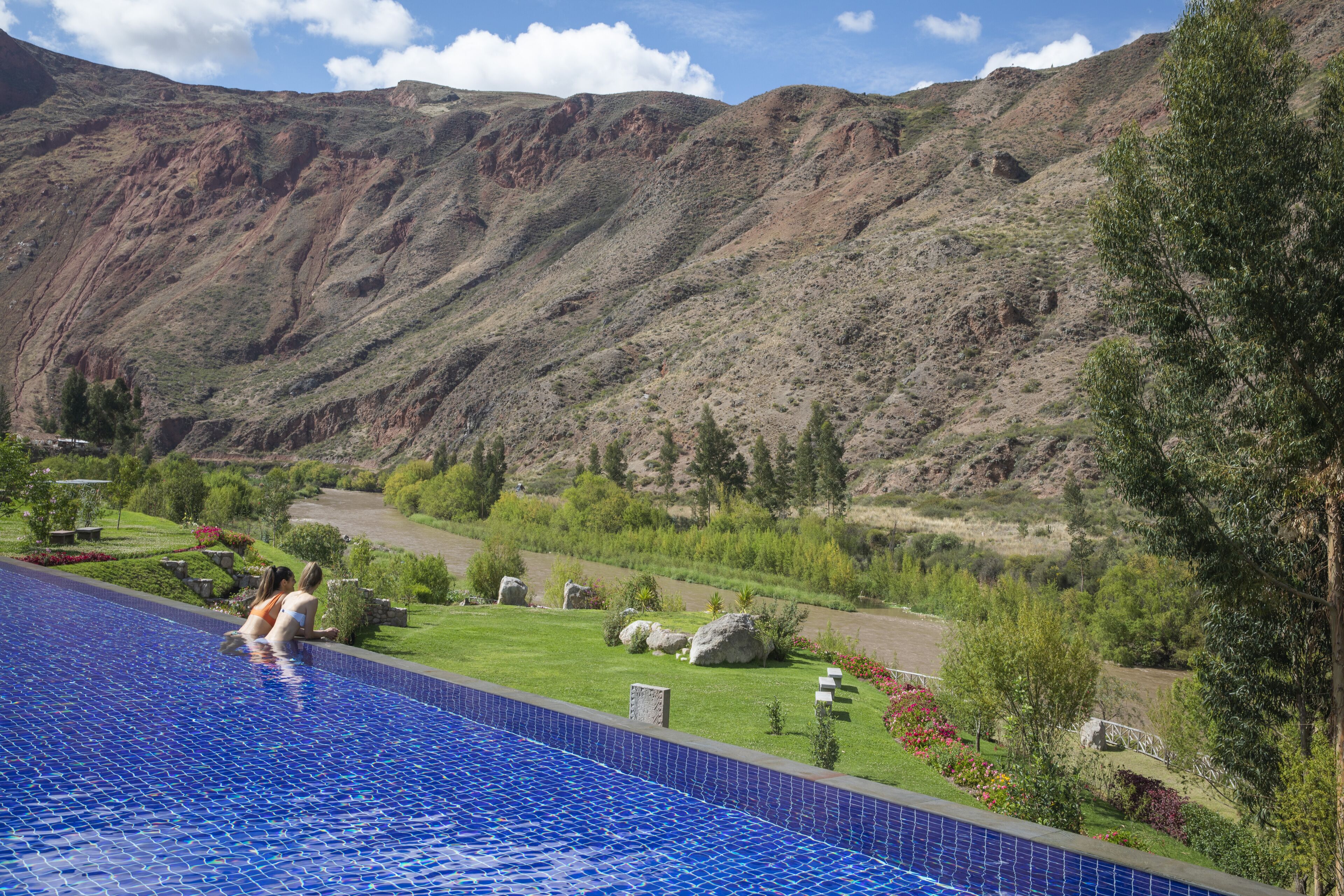 Udendørs pool, åben fra kl. 09.00 til kl. 18.00, parasoller, liggestole