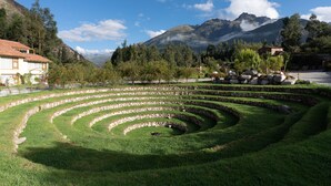 Un jardin en terrasses avec une chaîne de montagnes en arrière-plan.