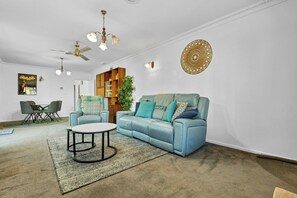 TV - City Living in the center of Canberra! (Braddon)