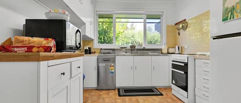 Een koelkast, een magnetron, een oven, een vaatwasser