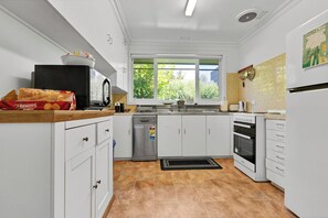 Kühlschrank, Mikrowelle, Ofen, Geschirrspüler