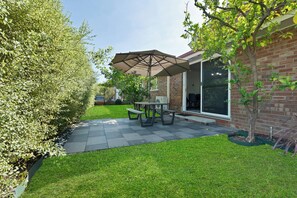 Outdoor dining - City Living in the center of Canberra! (Braddon)