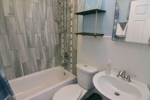 Combined shower/bathtub, hair dryer, towels, soap - Meyer's Nook: Your Homey Spot in Bloomington (Bloomington)