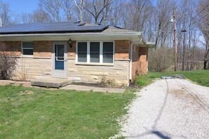 Exterior - Meyer's Nook: Your Homey Spot in Bloomington (Bloomington)