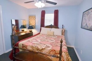 2 bedrooms, iron/ironing board, free WiFi, bed sheets - Meyer's Nook: Your Homey Spot in Bloomington (Bloomington)