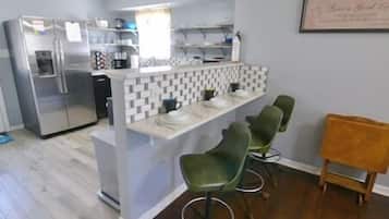 Coffee/tea maker, fridge, microwave, oven