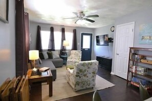 TV - Meyer's Nook: Your Homey Spot in Bloomington (Bloomington)