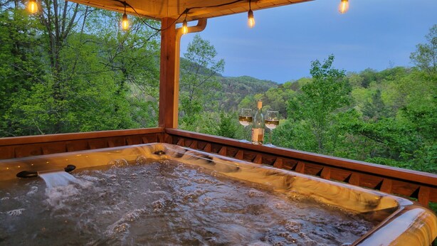 Ein Whirlpool mit Blick auf eine bewaldete Landschaft.