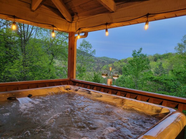 Outdoor spa tub - Smokey SPECiAL! Mountaintop Chalet-Great View! 8Mns to Dollywood! (Sevierville)