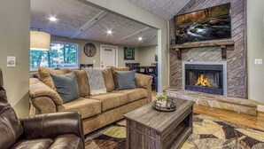 Ein gemütliches Wohnzimmer mit Kamin, einer Couch und einem Couchtisch.